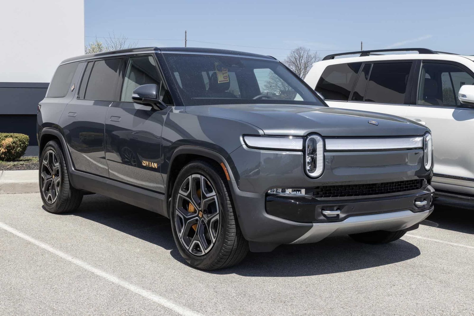 El Rivian R1S: Un vehículo eléctrico todoterreno de lujo con características impresionantes